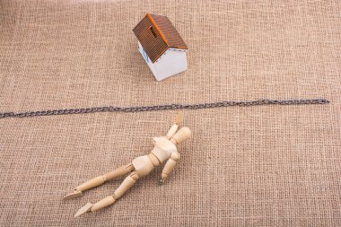 Adam heykelcik ve bir tuval zinciri hatta ötesinde bir Model ev