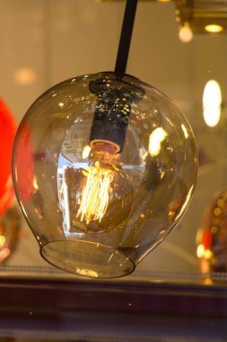 Dekoratif stil filament ampulleri görünürde