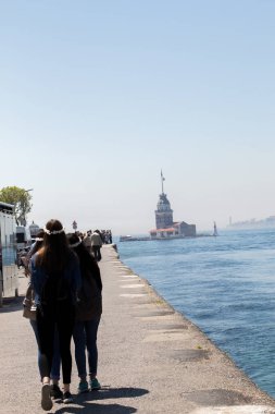 İnsanlara yönelik Maidens Tower boğaz ortasında yer alan
