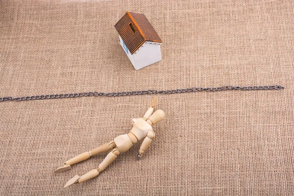 Adam heykelcik ve bir tuval zinciri hatta ötesinde bir Model ev