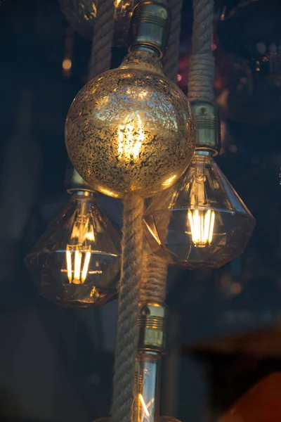 Dekoratif antika edison tarzı iplik ampulleri asılıydı.