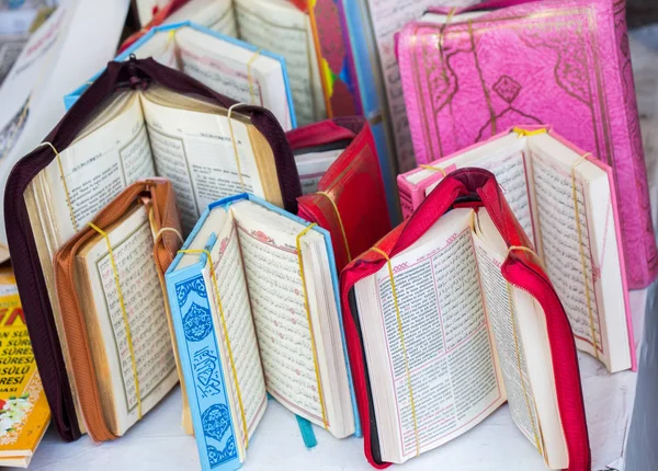 Islamic Holy Book Quran Market Shelf — Stock Photo, Image