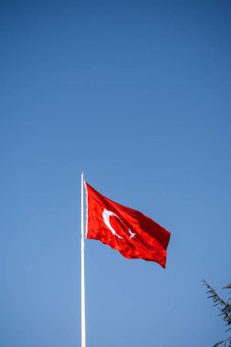 Türk ulusal bayrağı açık havada bir direğe asılı