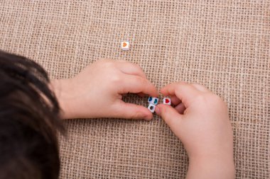 Küpleri tuval üzerine elinde kalp şekli ile