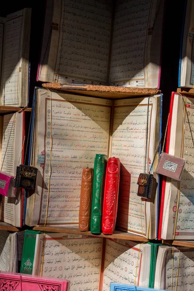 Islamic Holy Book Quran Market Shelf — Stock Photo, Image