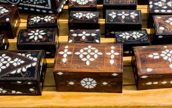 İnci kakmalı eski usul tahta hazine sandığı.