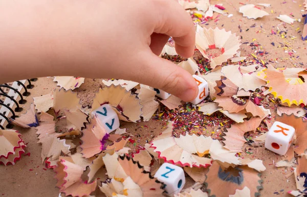 Cubos de letras de alfabeto de colores en la mano —  Fotos de Stock