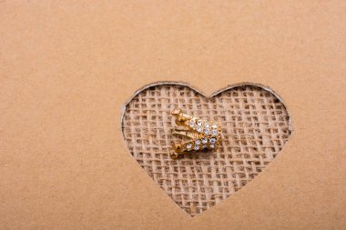 Kalp şekli ile görülen taç  