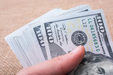 Elinde bir tomar para var.