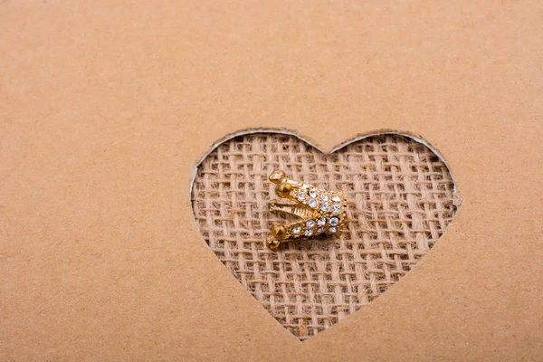 Kalp şekli ile görülen taç  