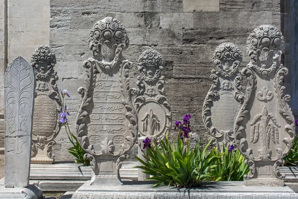 Istanbul'daki mezar üzerinde eski taş