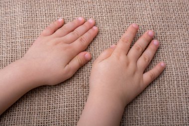 Yürümeye başlayan çocuk el ile tuval arka plan
