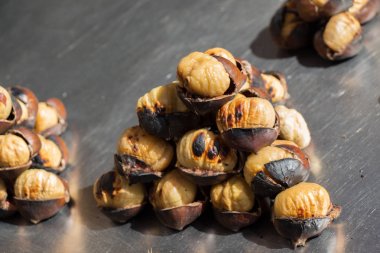 Sıcak ateşte kavrulmuş kestane 