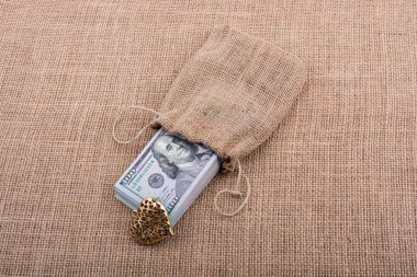 Bizi dolar ve bir kalp şekli paket