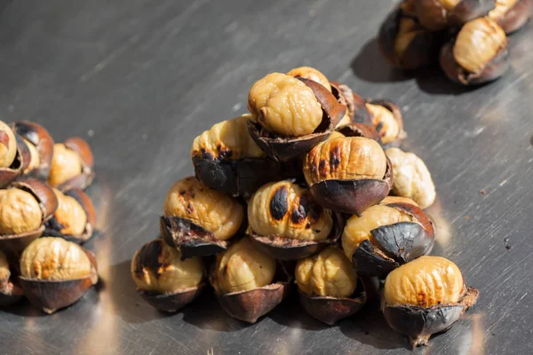 Sıcak ateşte kavrulmuş kestane 