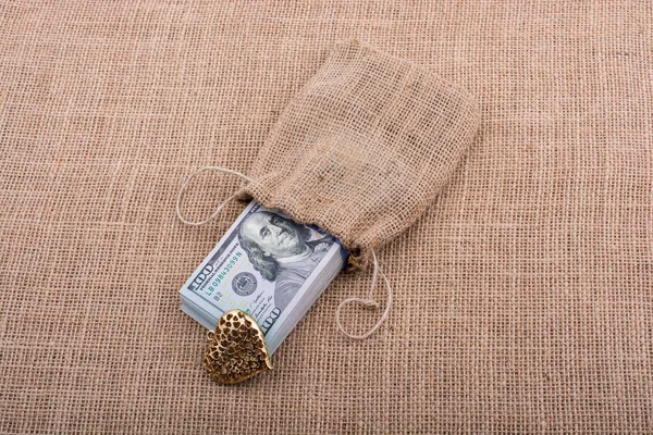 Bizi dolar ve bir kalp şekli paket