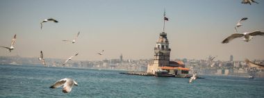 Martı bir kız Kulesi ile gökyüzünde