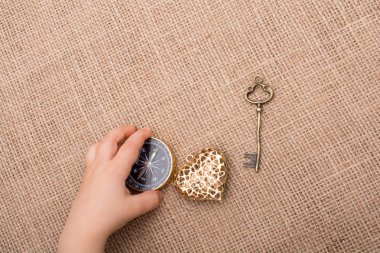 Pusula, anahtar ve bir kalp şeklinde nesnesi 