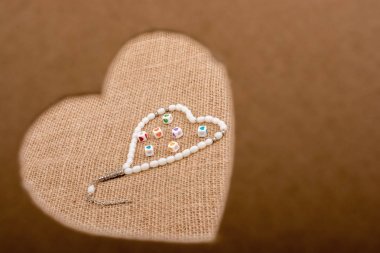 Altın rengi metal nesne kalp şeklinde 