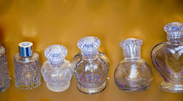 Набор пустых маленьких прозрачных бутылочек в коробке — стоковое фото
