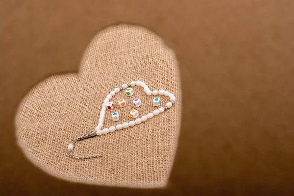 Altın rengi metal nesne kalp şeklinde 