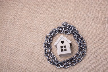 Metal sandalye modeli evin etrafında