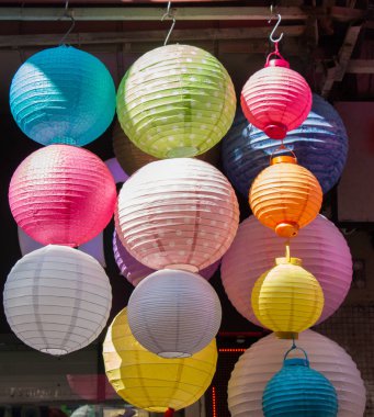 Renkli kağıt fener açık bir pazarda