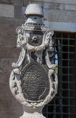 Istanbul'daki mezar üzerinde eski taş