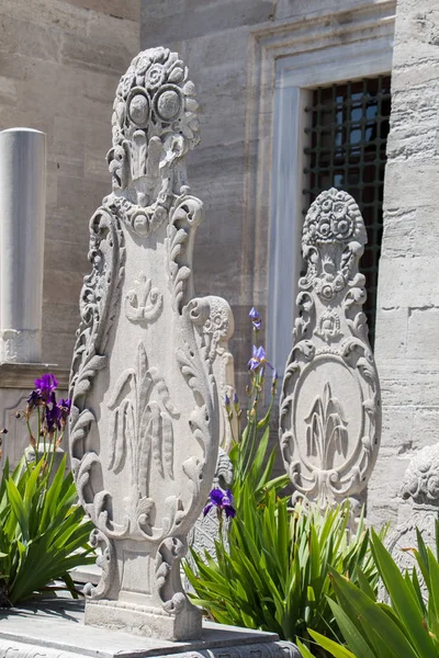 Istanbul'daki mezar üzerinde eski taş