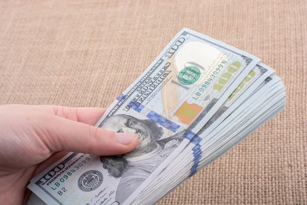 Elinde bir tomar para var.