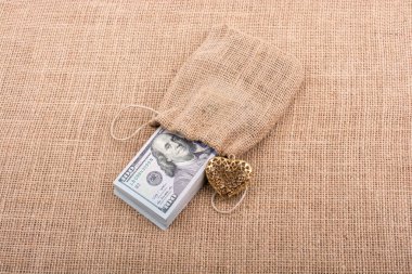 Bizi dolar ve bir kalp şekli paket