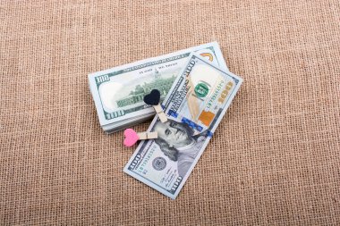 Bizi dolar ve bir kalp şekli paket