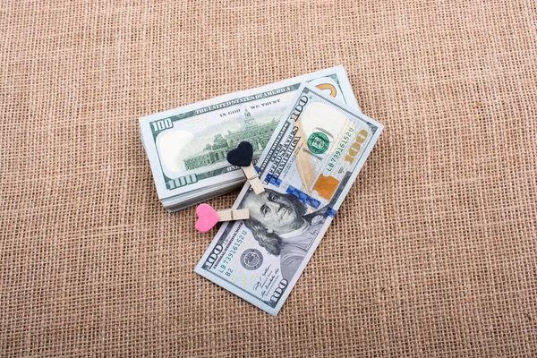 Bizi dolar ve bir kalp şekli paket