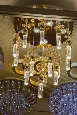 Dekoratif stil filament ampulleri görünürde