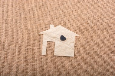 Tuvalin arka planında kağıttan kesilmiş kalp şeklinde.