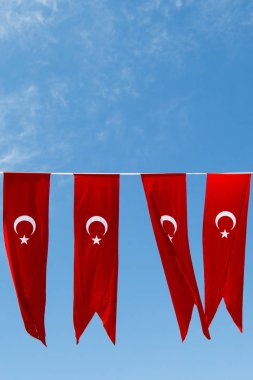 Türk ulusal bayrağı açık havada iple sallanıyor