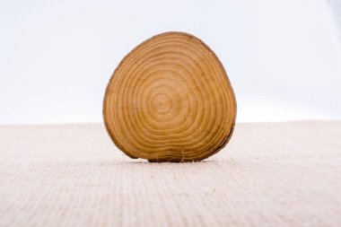 Ahşap dokusu arka planı için kullanılan küçük bir tahta parçası