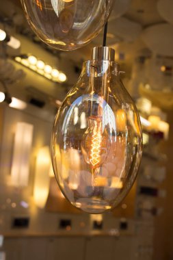 Dekoratif antika edison tarzı iplik ampulleri asılıydı.