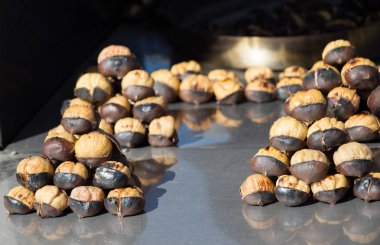 Sıcak ateşte kavrulmuş kestane 