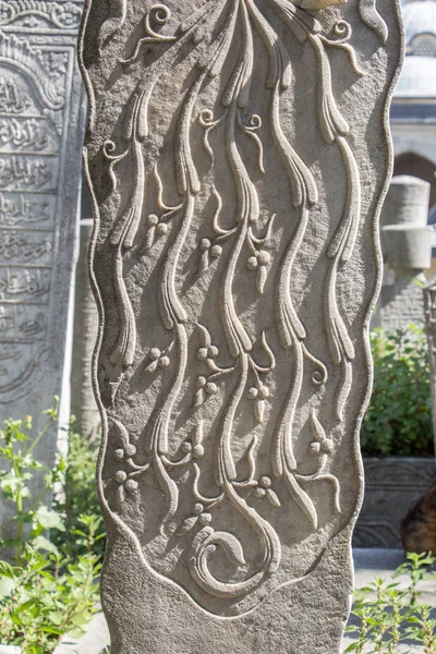 老石在伊斯坦布尔的坟墓上 — 图库照片