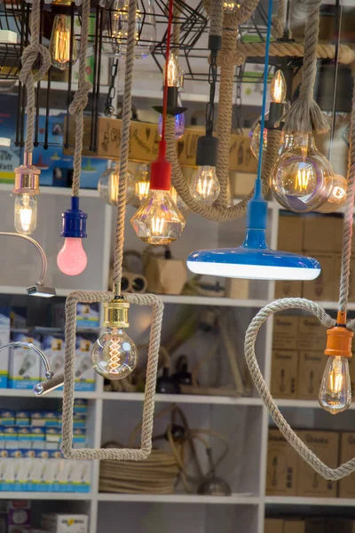 Dekoratif stil filament ampulleri görünürde