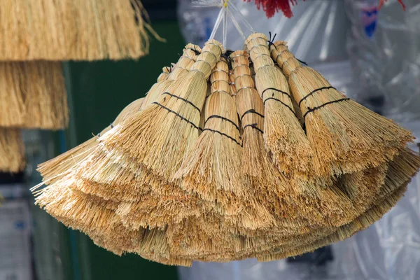 Çarşıda sarı bir süpürge seti