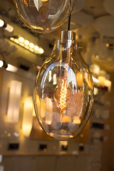 Dekoratif antika edison tarzı iplik ampulleri asılıydı.