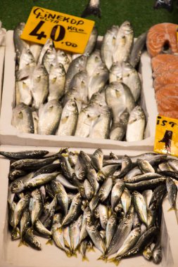 Taze balık pazarında Satılık