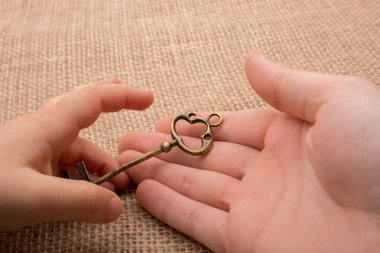 Bir retro tarz tuşunu basılı tutarak el 