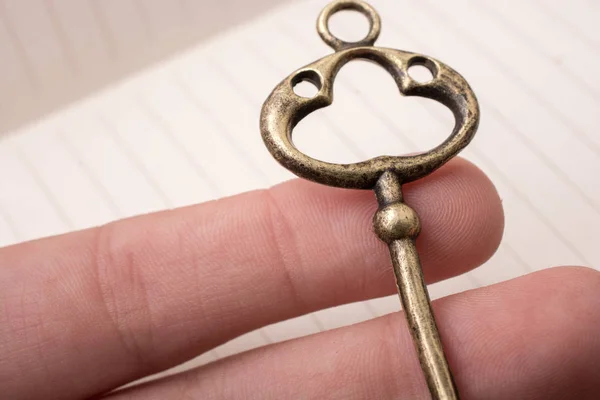 Ruka držící retro stylizovaný klíč — Stock fotografie