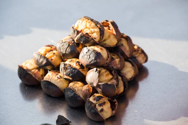 Sıcak ateşte kavrulmuş kestane 