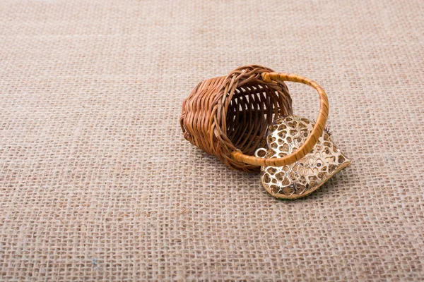 Objeto en forma de corazón junto a una cesta — Foto de Stock