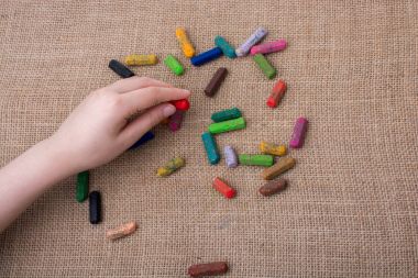 Kullanılan renkli boya kalemi ve gençler yardım