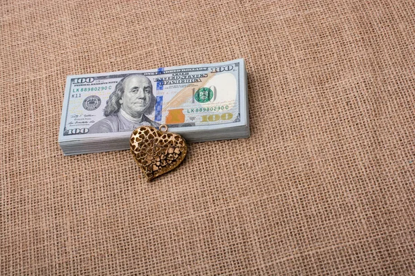 Bizi dolar ve bir kalp şekli paket